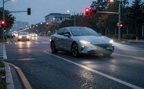 Feds find more complaints of Tesla’s FSD running red lights and crossing lanes